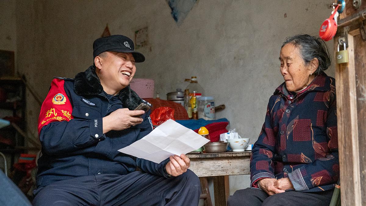 夏友亮：在“一人警务室”守二十四年平安路