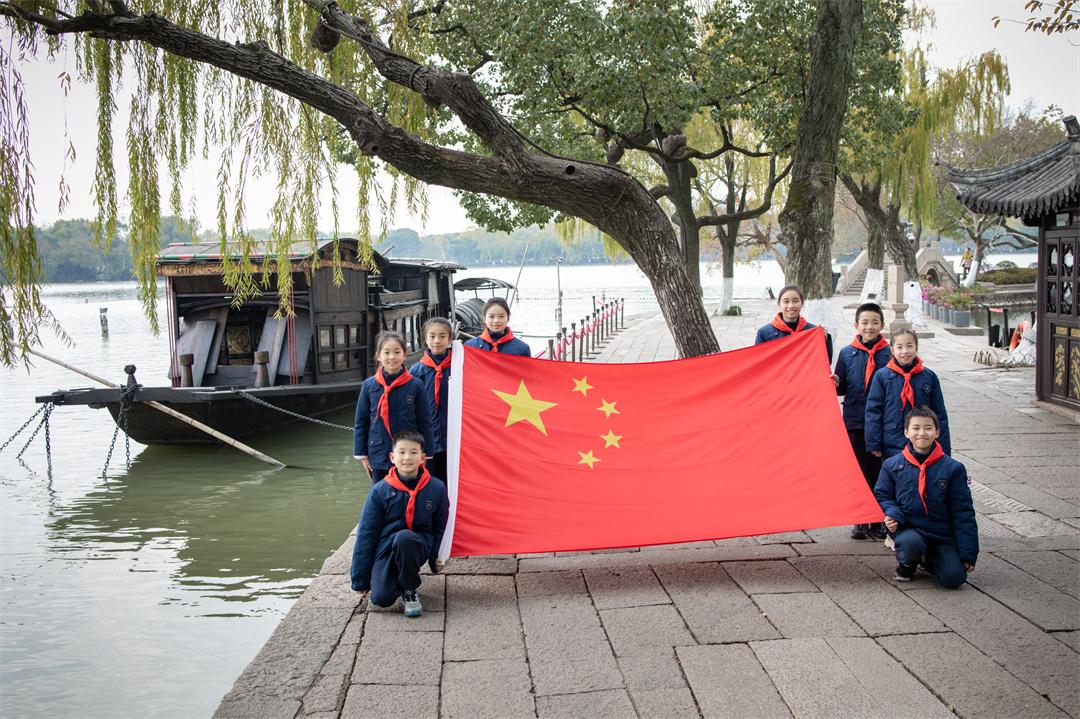 遨游太空的五星红旗来到嘉兴南湖  第4张