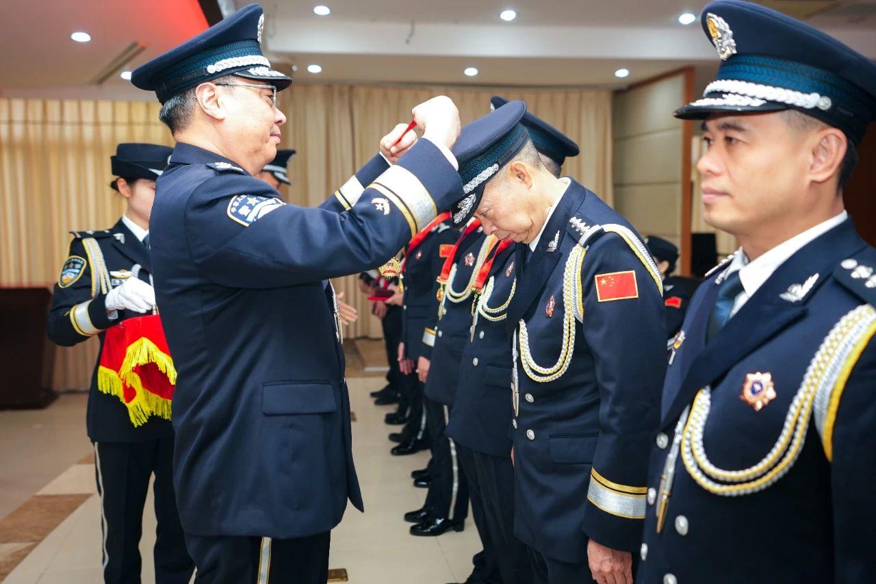 海南监狱戒毒系统从警四十年、三十年荣誉仪式在海口举行  第3张