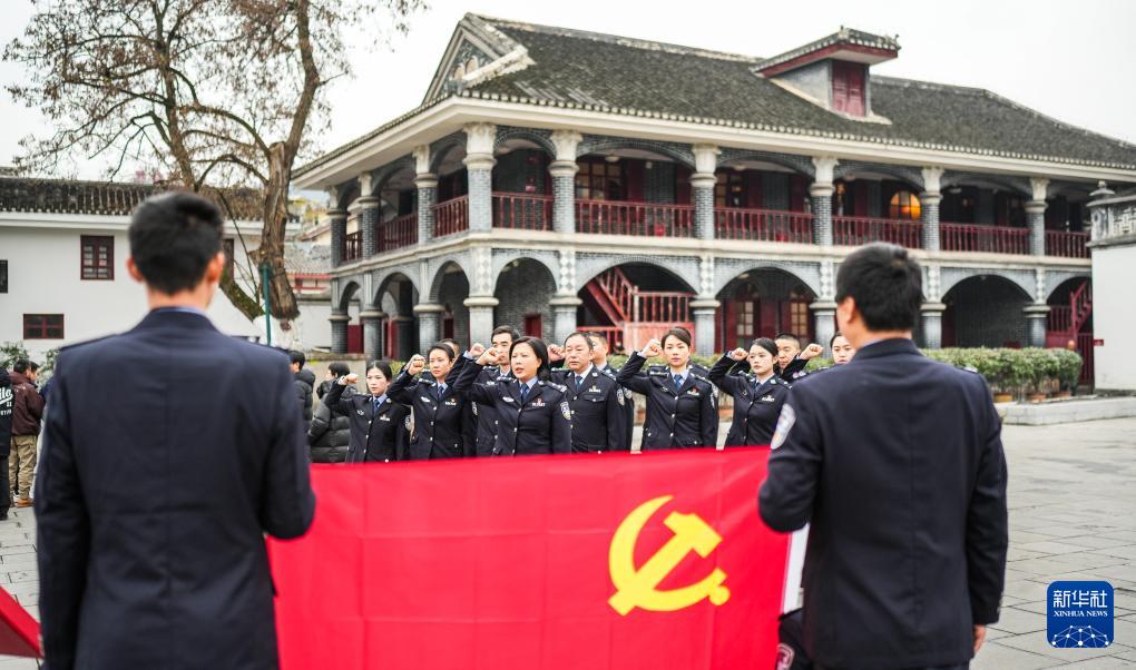 新华社政论丨历史的回响 前行的力量——写在遵义会议召开90周年之际  第2张