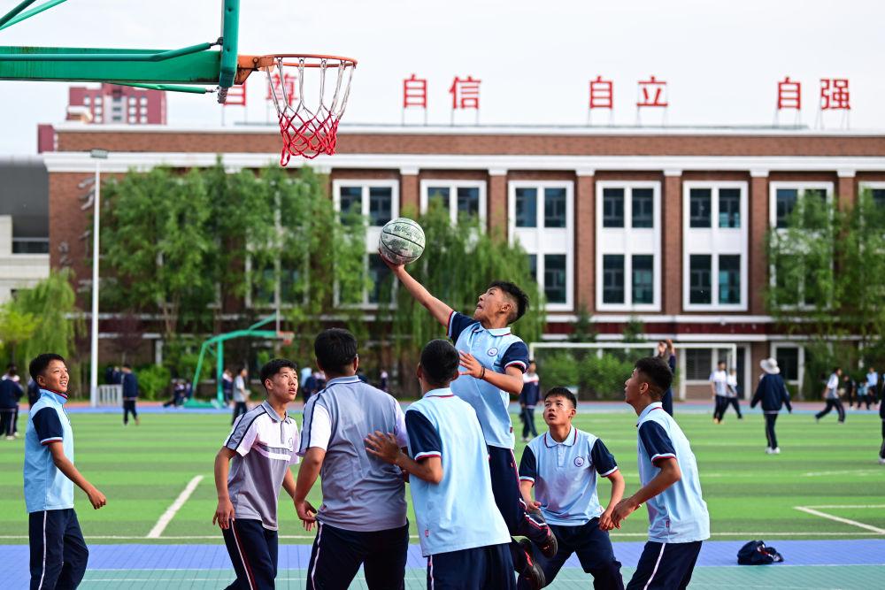 要留清气满乾坤——2024年以习近平同志为核心的党中央贯彻执行中央八项规定、推进作风建设综述  第6张