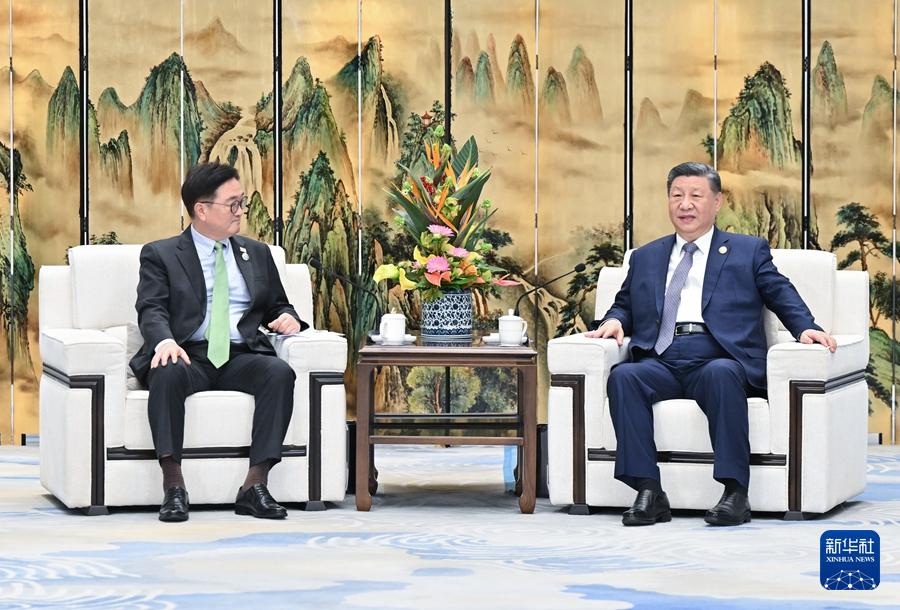 习近平会见韩国国会议长禹元植